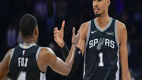 徐一璠／杨钊煊澳网女子双打止步第二轮，央视新闻客户端实时报道